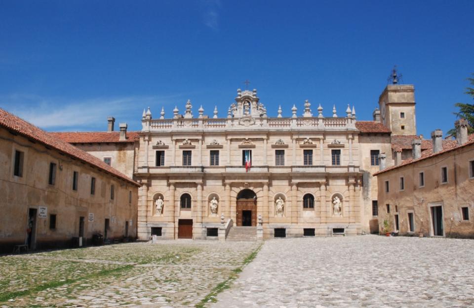 Certosa di Padula, monumento storico con facciata barocca e cortile in pietra.